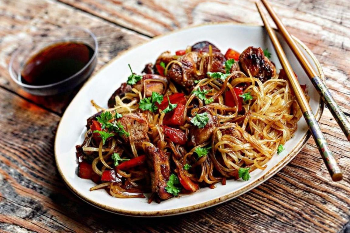 Fahéjas-szerecsendiós-szegfűborsos pácolt felsőcombfilé színes rizstésztával