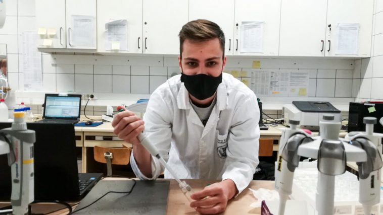 Seres László a laborban