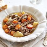 Lassan főtt pulykacomb zöldségekkel