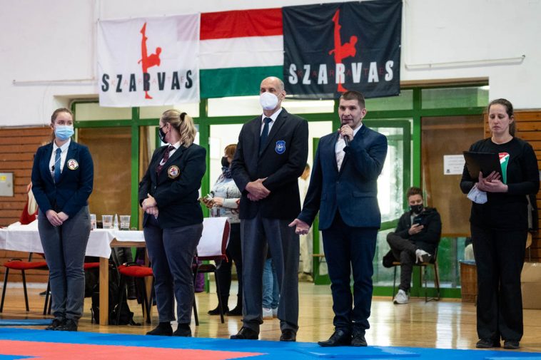 Ruzsinszki György a Karate Liga 2021. február 27-i szarvasi fordulójának megnyitóján. Jobbján Lovász György, a szarvasi karateegyesület elnöke