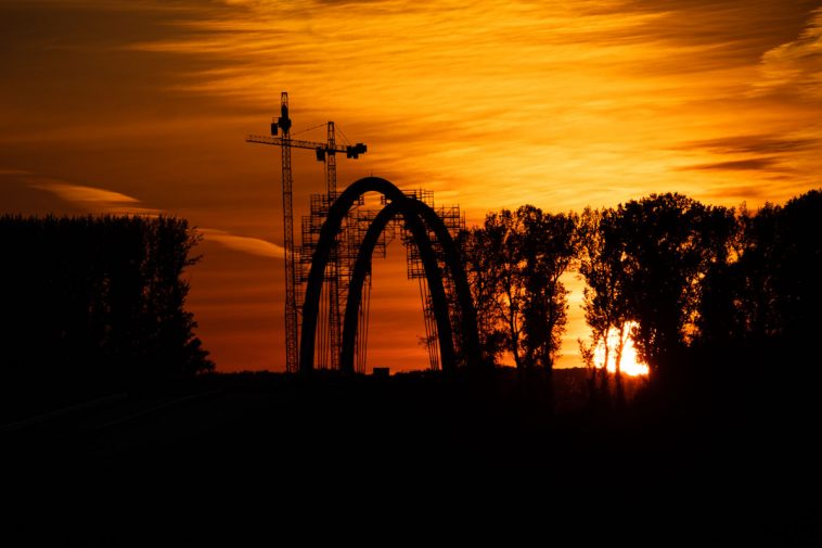 Naplemente az új tiszaugi hídnál 2021. május 8-án