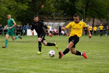 Takács Márk második, a Nagyszénás negyedik gólját lövi