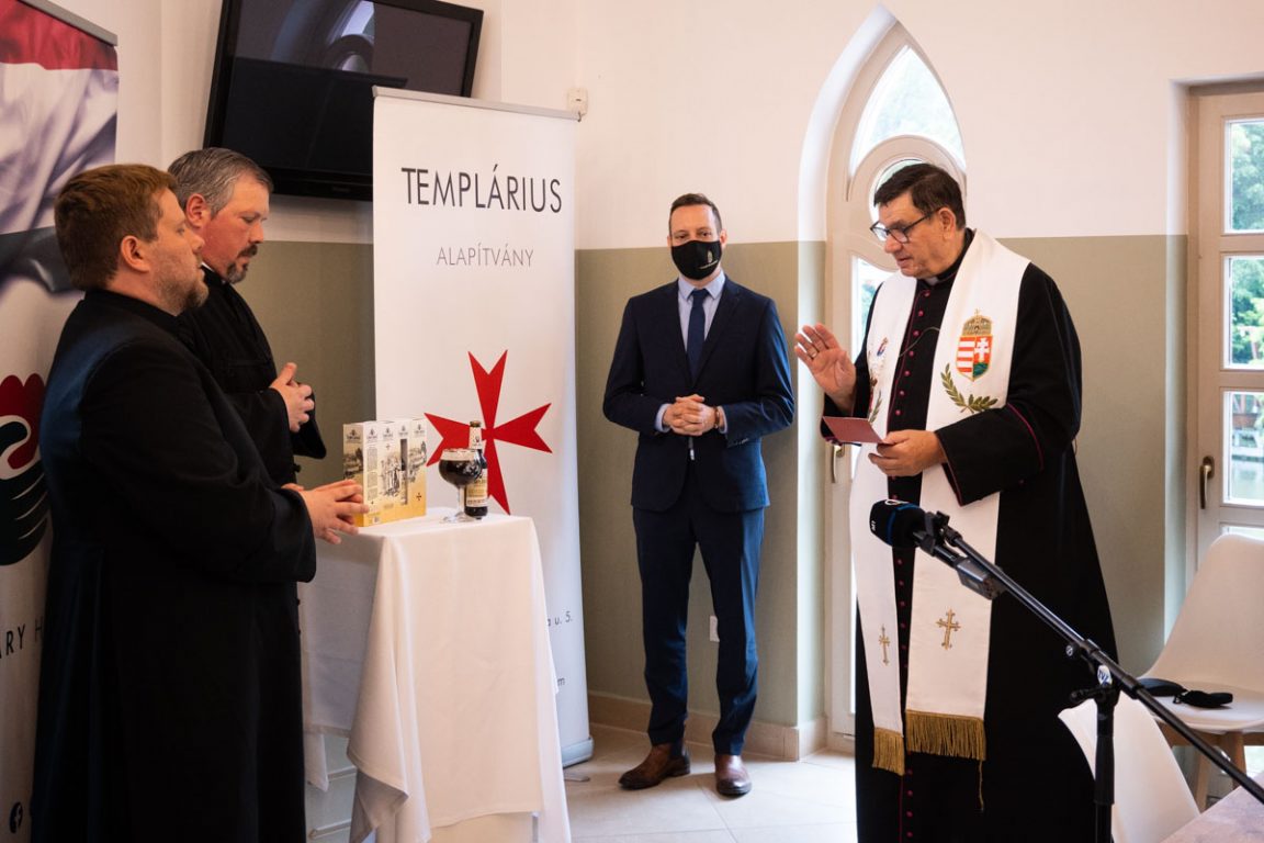 Szurovecz Vince pápai káplán, főesperes, békésszentandrási plébános áldotta meg a sört