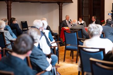 Montvajszki László és felesége, Montvajszkiné Bátor Anna Tatai László társaságában a könyvbemutatón
