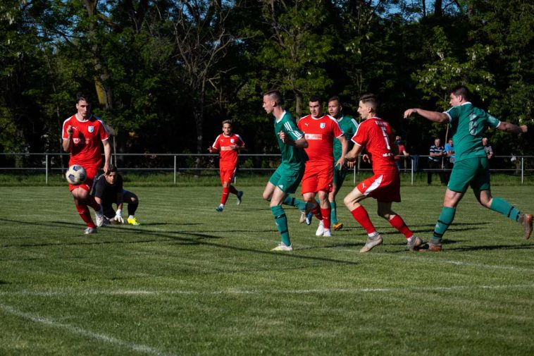 Endrefalvi Erik kapufájából visszaérkező labdát Gyurik Dániel lövi a hálóba (Fotó: Babák Zoltán)