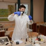 Egri Gergő az iskola laborjában