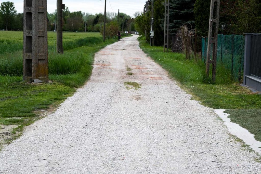 Mintaszakasz Tornai Szabolcsék nyaralója előtt