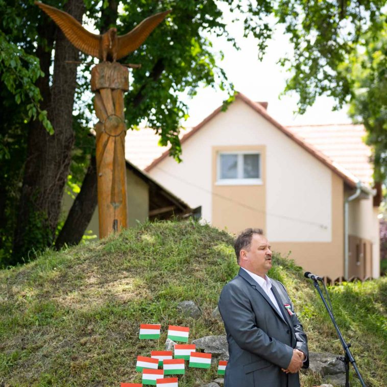 Hévizi Róbert Békésszentandráson, a Nemzeti Összetartozás Emlékparkban tartott megemlékezésen
