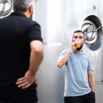 Kupecz Tamás az ászokolóban a Monarchistát kóstoltaja