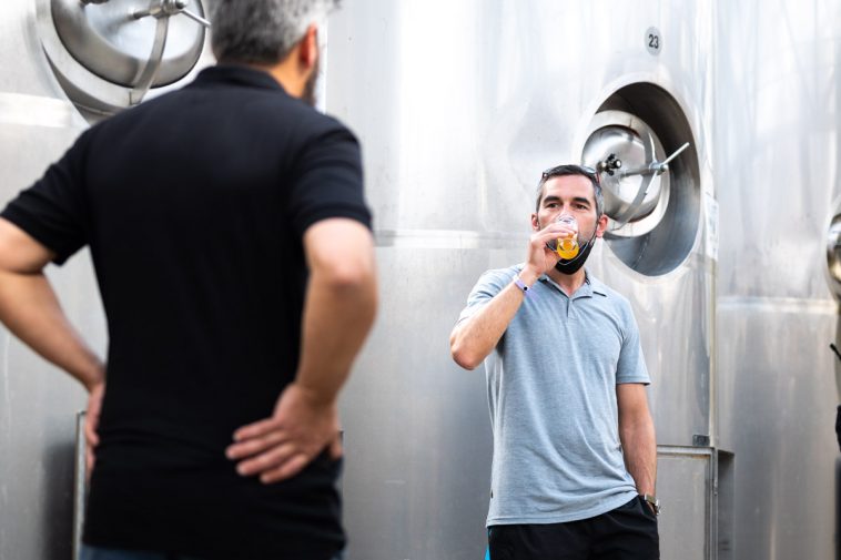 Kupecz Tamás az ászokolóban a Monarchistát kóstoltaja