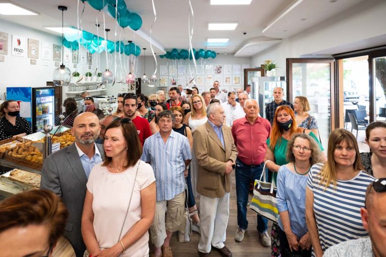 Az Ildikó Cukrászda megnyitóján