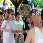 Molitorisz Lilla a kuratórium elnökétől, Závogyán Judittól veszi át az emléklapját