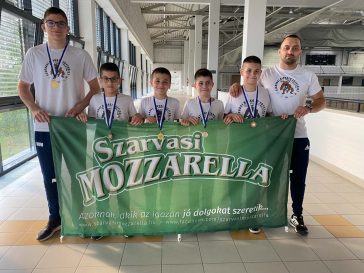 Mindannyian dobogóra állhattak