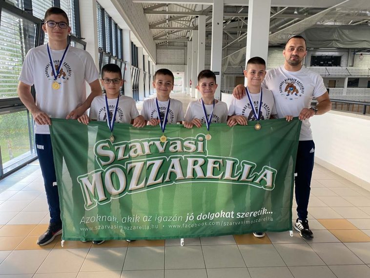 Mindannyian dobogóra állhattak