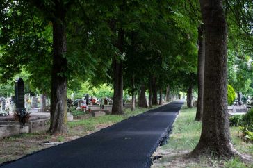 Új aszfaltréteget kapott a csabacsűdi temető belső útja
