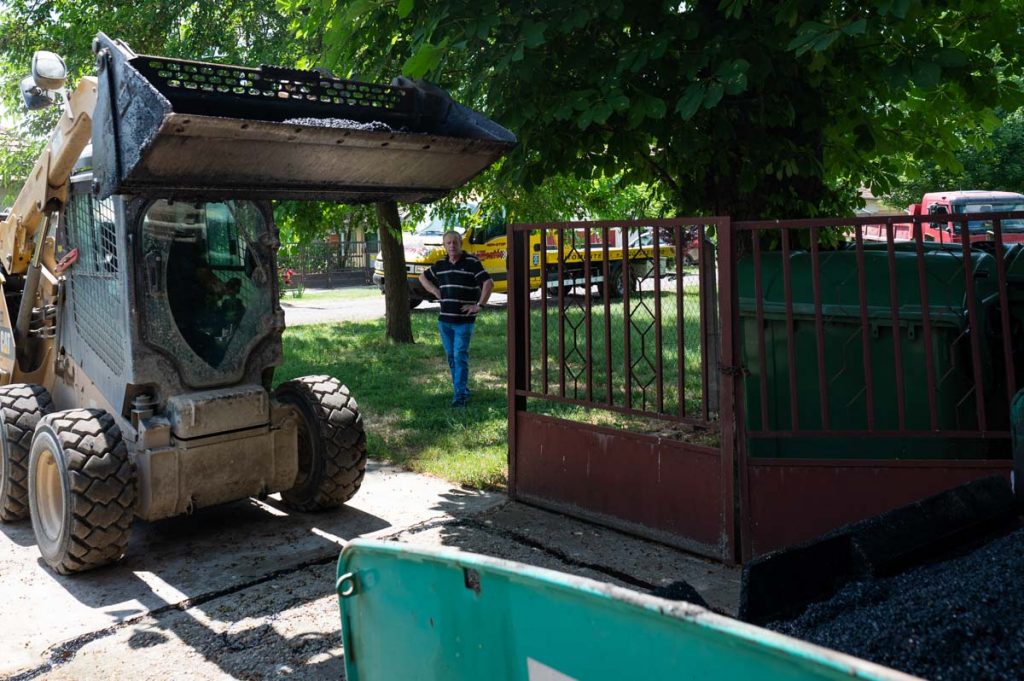 Molnár József polgármester személyesen ellenőrzi a munkálatokat (Fotó: Babák Zoltán)