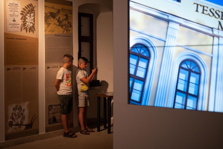 Látogatók a Tessedik Sámuel Múzeumban a Múzeumok éjszakáján