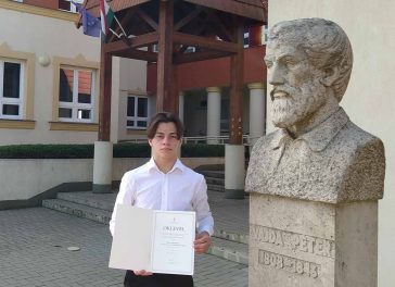 Kerti Kelemen az elismerő miniszteri oklevéllel