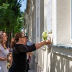 Ifjabb dr. Fabó Ferenc új emléktábláján helyezi el koszorúját családja