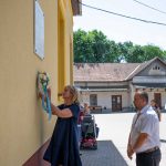 Csépainé Tóth Gabriella jegyző és Sinka Imre polgármester megkoszorúzza Bagi István főjegyző emléktábláját
