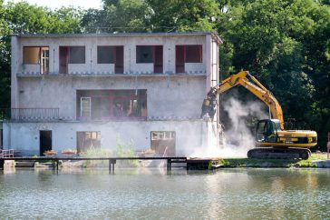 Bontják az önkormányzati üdülőt