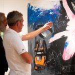 Holó Hóbel László képe előtt