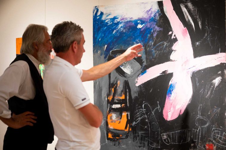 Holó Hóbel László képe előtt