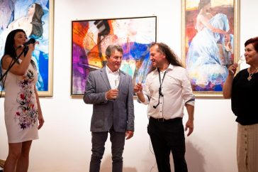 Havas Csilla, Korbely István, St. Martin és Szurominé Bánfi Éva a kiállítás megnyitót követő pezsgős koccintáson