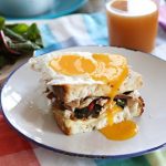 Gyors vacsi finom kenyérrel, pulykahússal, és egy csodásan csillogó tükörtojással a tetején