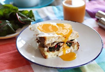 Gyors vacsi finom kenyérrel, pulykahússal, és egy csodásan csillogó tükörtojással a tetején