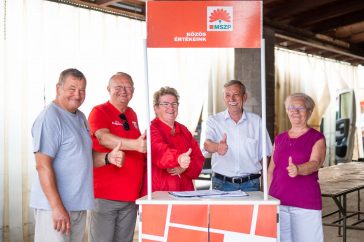 Czesznak János, Földesi Zoltán, Králikné Molnár Anna, Miskéri László és Földesi Zoltánné Éva az MSZP standja mögött