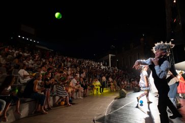 Bűvös tojás után labdák a gyerekközönségnek