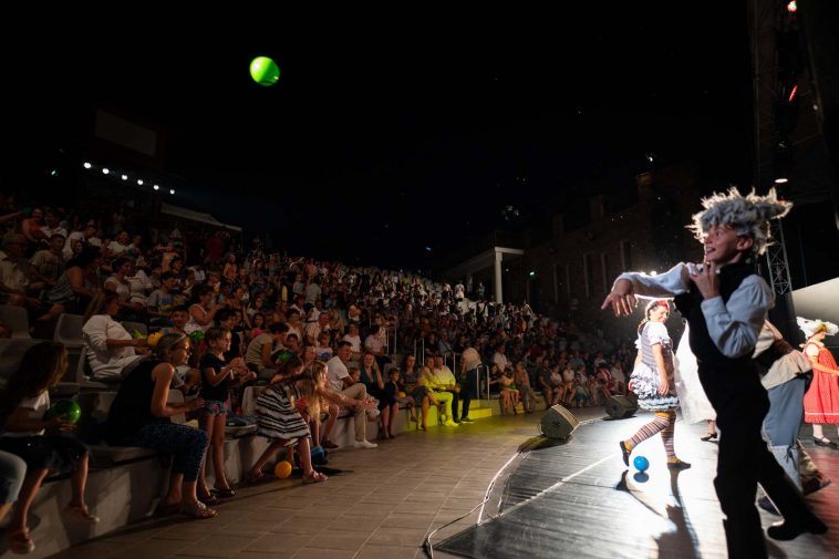 Bűvös tojás után labdák a gyerekközönségnek