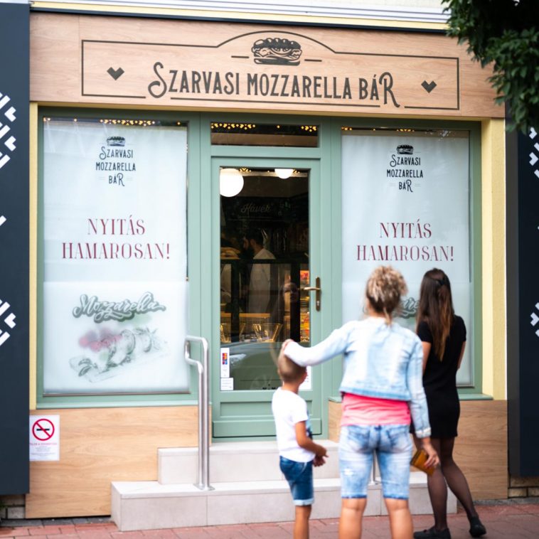 Percekkel nyitás előtt