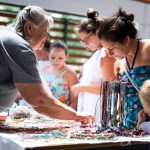 Vásárlók a szentandrási kézműves piacon