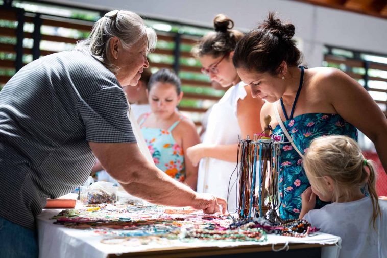 Vásárlók a szentandrási kézműves piacon