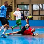 Wéber Csaba (Szia Uram!) kiszolgáltatott helyzetben Bakró Gézával (Gólgyártók) szemben