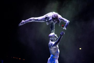 Füzy Anita és Kranitz Krisztián erőemelő száma a Fővárosi Nagycirkusz műsorán a Szarvasi Vízi Színházban