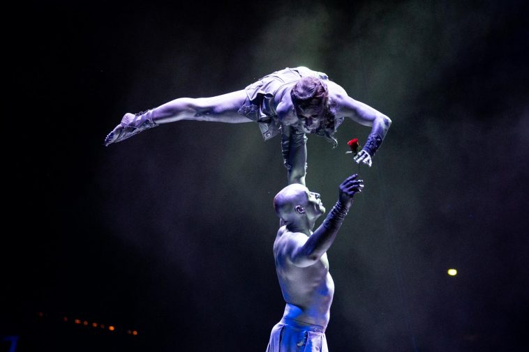 Füzy Anita és Kranitz Krisztián erőemelő száma a Fővárosi Nagycirkusz műsorán a Szarvasi Vízi Színházban