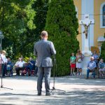 Ünneplők a katolikus templom előtti Dísztéren 2021. augusztus 20-án