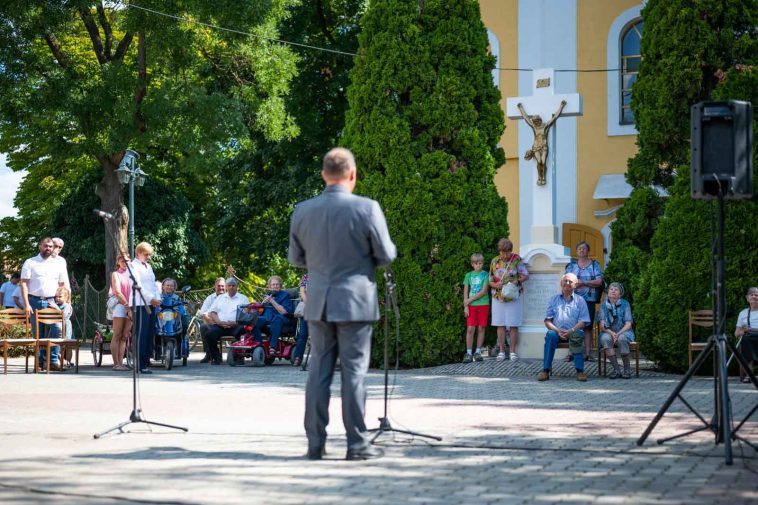 Ünneplők a katolikus templom előtti Dísztéren 2021. augusztus 20-án