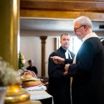 Dr. Kiss Imre katolikus esperes megáldja az új kenyeret. Háttérben Lázár Zsolt evangélikus esperes