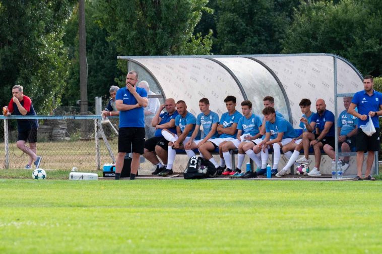 Ifjabb Somogyi János a kispad előtt