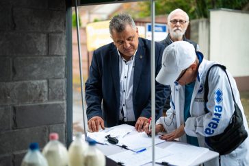 Gajdos Attila aláírást gyűjt a Szarvasi piacon 2021. augusztus 27-én