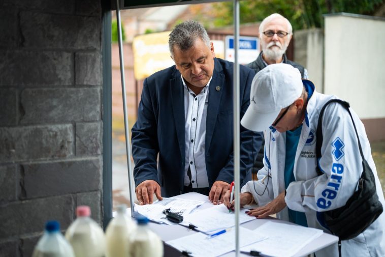 Gajdos Attila aláírást gyűjt a Szarvasi piacon 2021. augusztus 27-én