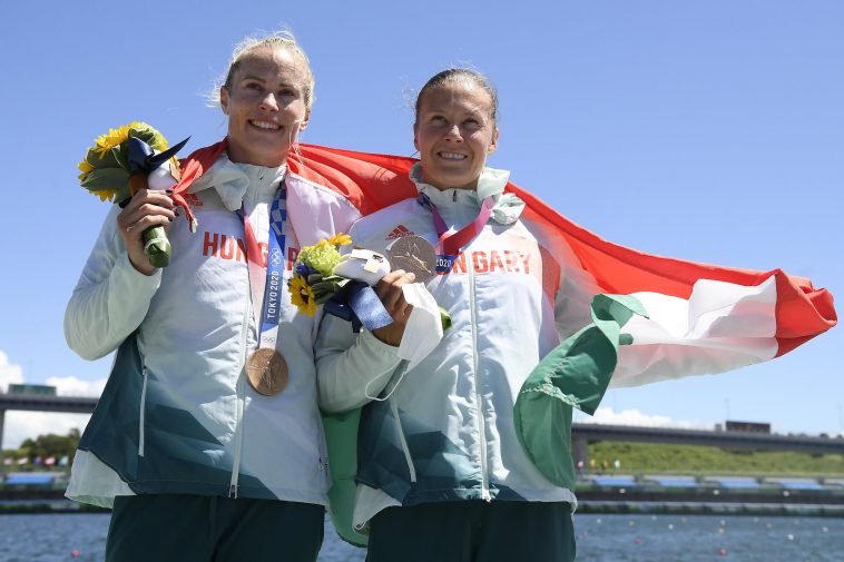 A bronzérmes Bodonyi Dóra (b) és Kozák Danuta a női kajak párosok 500 méteres versenyének eredményhirdetésén a világméretű koronavírus-járvány miatt 2021-re halasztott 2020-as tokiói nyári olimpián a Sea Forest Kajak-kenu Pályán 2021. augusztus 3-án.