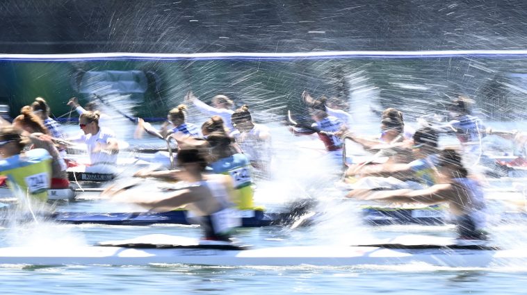 Tokió, 2021. augusztus 6. Kozák Danuta, Csipes Tamara, Kárász Anna és Bodonyi Dóra (középen b-j) a női kajaknégyesek 500 méteres versenyének előfutamában a világméretű koronavírus-járvány miatt 2021-re halasztott 2020-as tokiói nyári olimpián a Sea Forest Kajak-kenu Pályán 2021. augusztus 6-án. A magyar egység győzött futamában és bejutott a középdöntőbe.