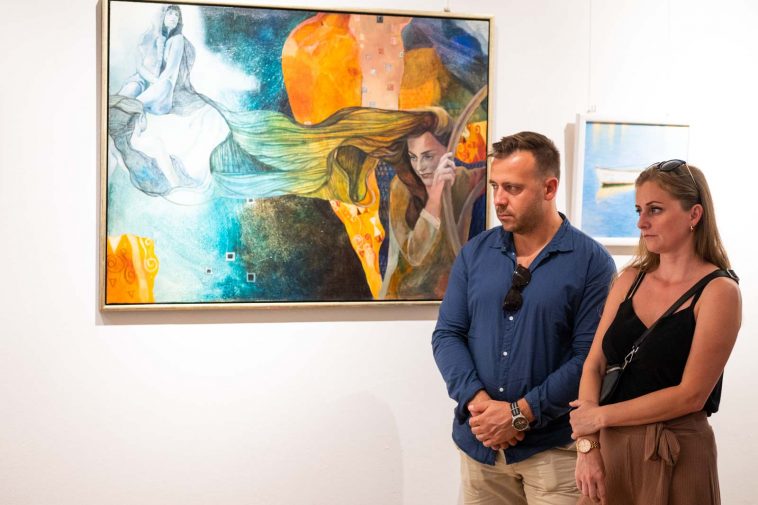 Festmény és valóság: Korbely István festménye előtt áll modellje