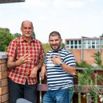 Lovász György és Ruzsinszki György a szarvasi karate bölcsője előtt