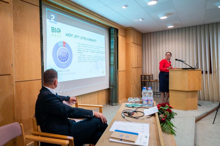 Az előadások sorát dr. Juhász Anikó, az Agrárminisztérium agrárgazdaságért felelős helyettes államtitkára nyitotta